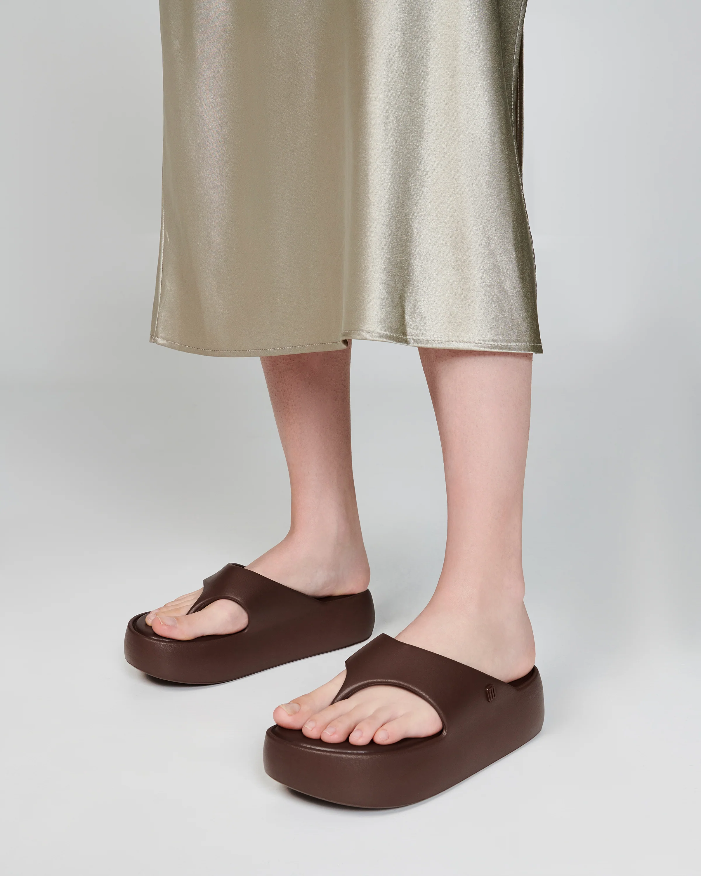 MELISSA FREE PLATFORM THONG - BRONZE - Image 5